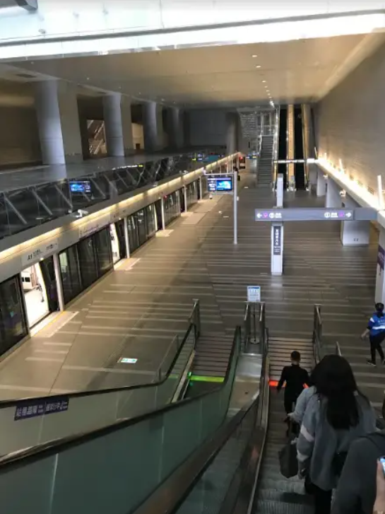 第1ターミナル駅(A12)のホーム